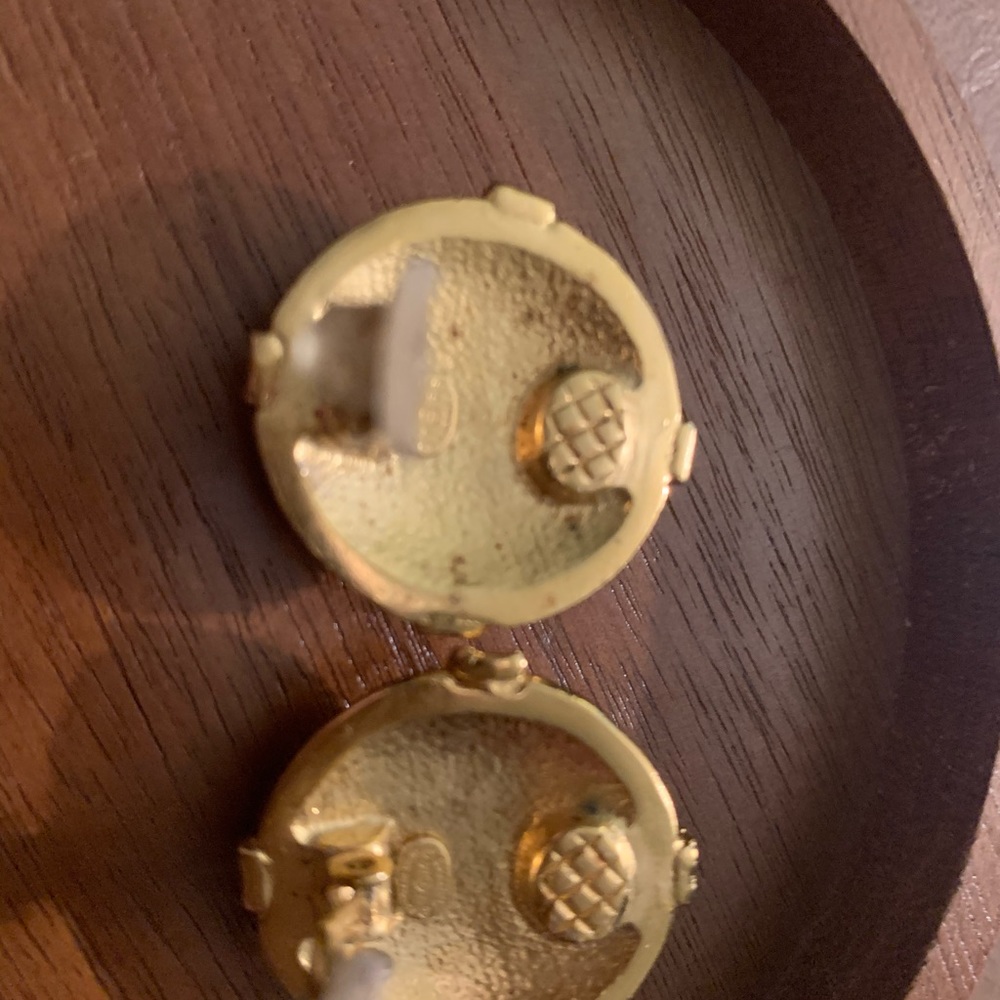 CHANEL Shiny Gold Clip on earrings - Picture 4 of 4